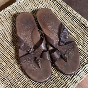 Born sandals
